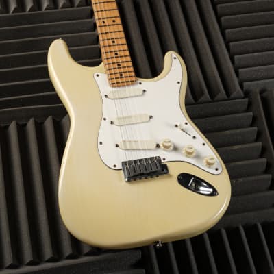 Fender Strat Plus Deluxe with Maple Fretboard 1994 - Vintage Blond image 3