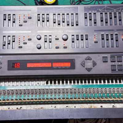 Roland JD-800 61-Key Programmable Synthesizer 1991 - 1995 - Carbon