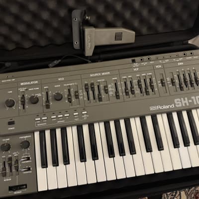 Roland SH-101 (w. Kenton Pro Solo MK3 + Gator case)