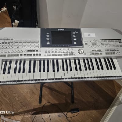 Yamaha Tyros2 61-Key Arranger Workstation Keyboard 2000s - Silver