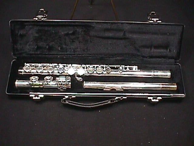 A Gemeinhardt Model GFL 400 Silver Platted Flute in it's