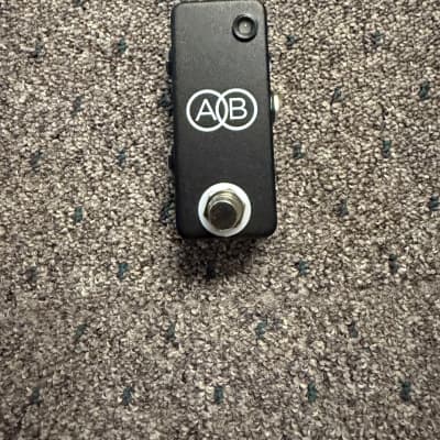 JHS Pedals MINI A/B BOX レッド JHS Pedals Mini A/B Switcher - Tonebox.com