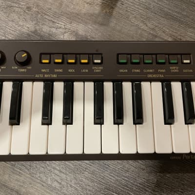 VINTAGE YAMAHA PS-2 PORTASOUND BROWN KEYBOARD W/CASE