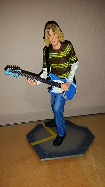 人体模型  Cobain 7 inch Action Figure by NECA Amazon.com: Kurt Cobain 7 inch Action Figure with Skyblue
