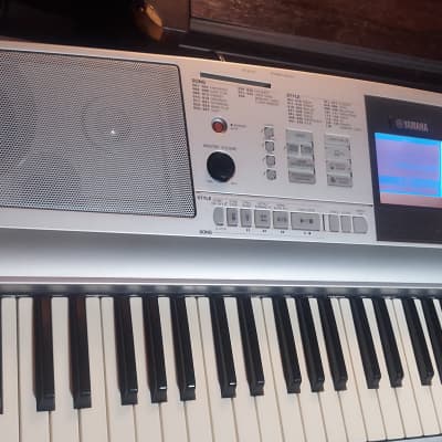 Yamaha Portable Grand DGX-305 76 key digital piano - Silver image 9