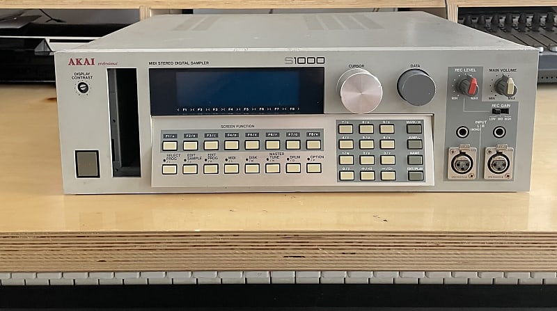 Akai S1000 MIDI Stereo Digital Sampler 1988 - White image 1