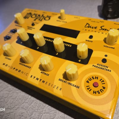 Dave Smith Instruments Mopho 2010s - Yello