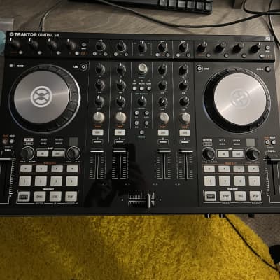 Native Instruments Traktor Kontrol S4 Mk2 DJ Controller DJ Controller  (Cleveland, OH)