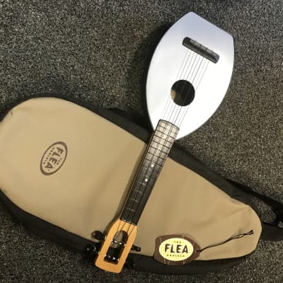 Magic fluke M30 flea ( Soprano ) ukulele in white excellent condition made in USA with case image 9