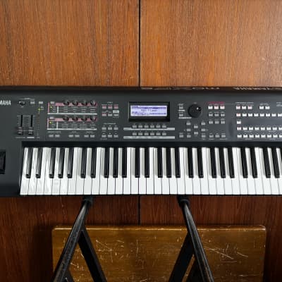 Yamaha MOXF6 61-key Synthesizer Workstation w/ bag MOTIF XF sound quality