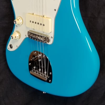 Fender American Professional II Jazzmaster Left-Hand, Electric Guitar Maple Fingerboard, Miami Blu image 5