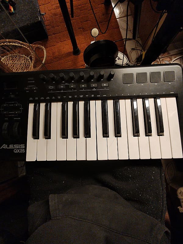Alesis Q25 25-Key USB MIDI Controller Keyboard