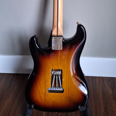 Fender Deluxe Players Stratocaster with Maple Fretboard 2005 - 2016 - 3-Color Sunburst image 2
