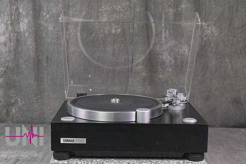 YAMAHA GT-2000 Direct Drive Record Turntable In Very Good Condition  			