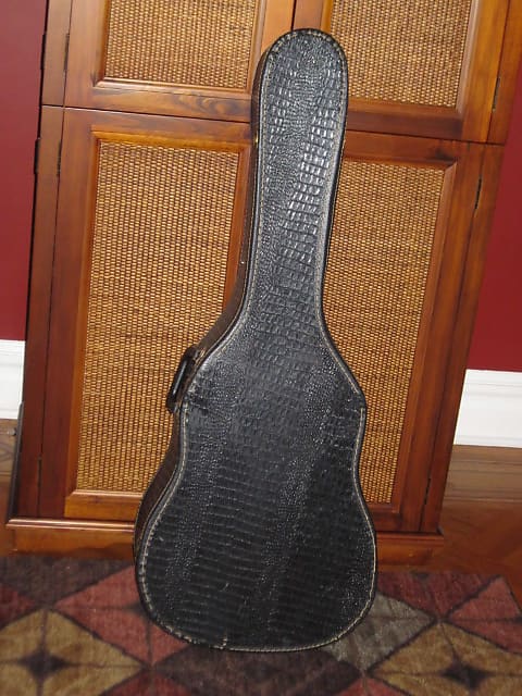 used vintage Madeira Dreadnought Chipboard Case, 1975 - 1978 (possibly from 1974) - Black Extreior / Red Interior [there is NO graphic / NO logo / NO brand name on the case] (guitar NOT included) image 1