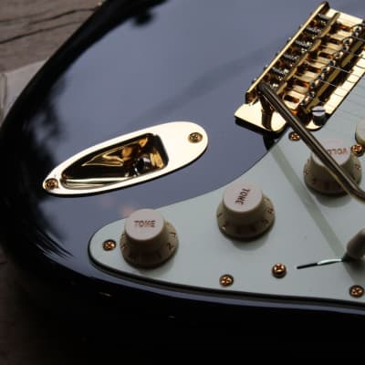 FENDER "Limited Edition Player Stratocaster, Maple Fingerboard, Black with Gold Hardware" 3, 77 KG image 5
