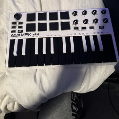 Akai MPK Mini MKIII 25-Key MIDI Controller 2020 - Present - White with Black Keys