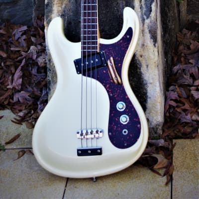 Mosrite   VENTURES  Bass 1991 White Pearl.  The last guitar built by Semie Moseley. RAREST. Only one image 2