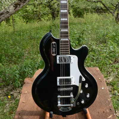 A very minty Airline '59 Coronado Deluxe DLX in Gloss Black w/New Black Dunlop Straploks, & New Chrome & White Volume/tone knobs plus a  New  Supro HSC image 2