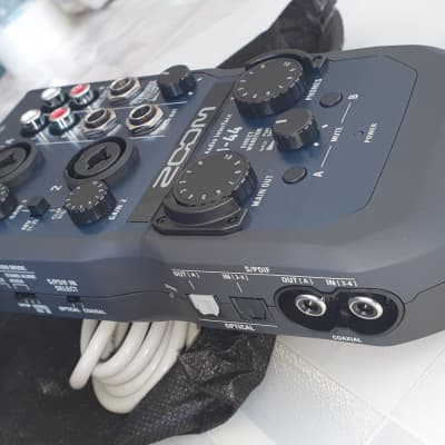 Zoom U-44 Handy Audio Interface + AIH-1 Audio Interface Holder image 4