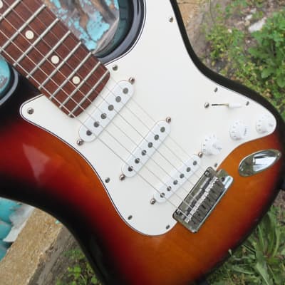 Fender American Standard Stratocaster 1999 - Three Tone Sun Burst image 4