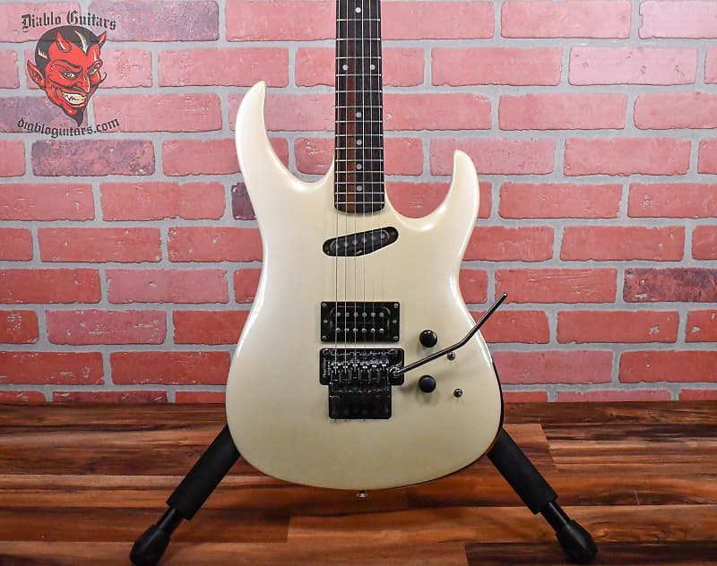 春先取りの Kramer American w/OHSC 1989 White Pearl Metalist-II Showster ギター