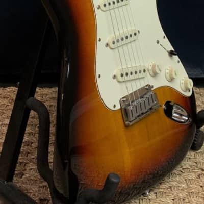 1984 Fender Stratocaster USA w/80's Airline Case image 2