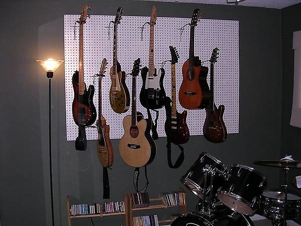 Pegboard guitar clearance hanger