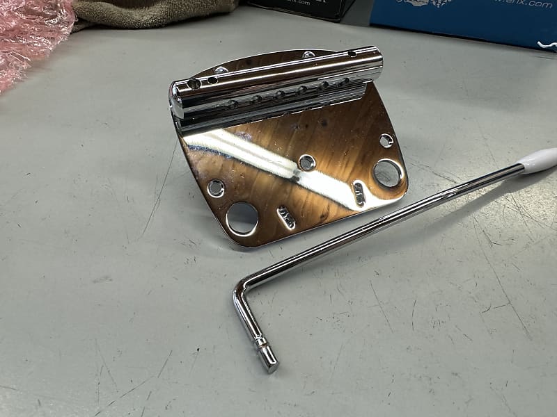 Allparts Tremolo tailpiece for Fender Mustang Chrome Reverb