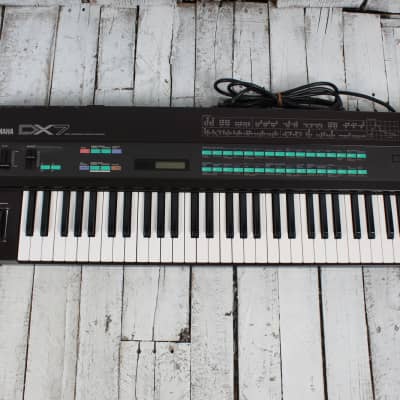Yamaha Vintage 1980s DX7 Digital Synthesizer 61 Key Keyboard w Case & Cartridges