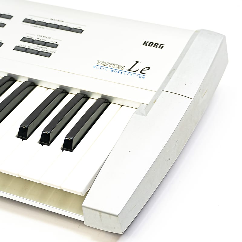 Korg Triton Le 61-Key Workstation Synthesizer with Power