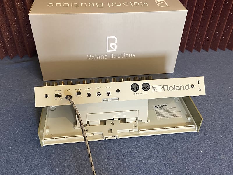 Roland Boutique Series TR-09 Rhythm Performer Drum Machine Roland Boutique Series TR-09 Rhythm Performer Drum Machine