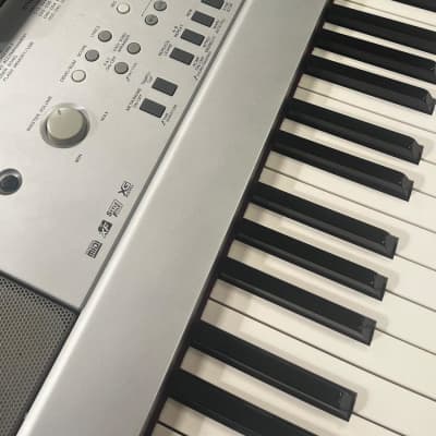 Yamaha DGX640 2010's - Walnut image 2