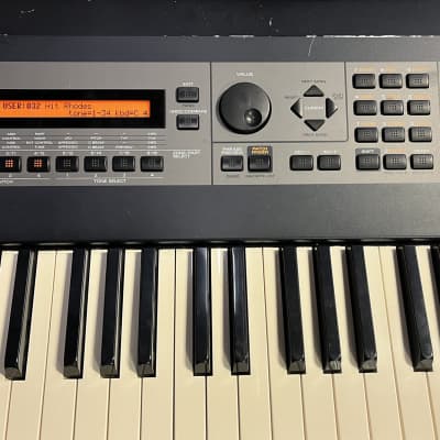 ROLAND ８８鍵ピアノタッチ シンセサイザー XV-88 - 鍵盤楽器、ピアノ