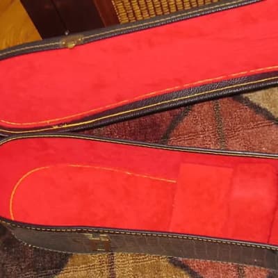 used vintage Madeira Dreadnought Chipboard Case, 1975 - 1978 (possibly from 1974) - Black Extreior / Red Interior [there is NO graphic / NO logo / NO brand name on the case] (guitar NOT included) image 6