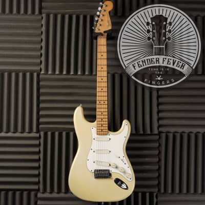 Fender Strat Plus Deluxe with Maple Fretboard 1994 - Vintage Blond image 2
