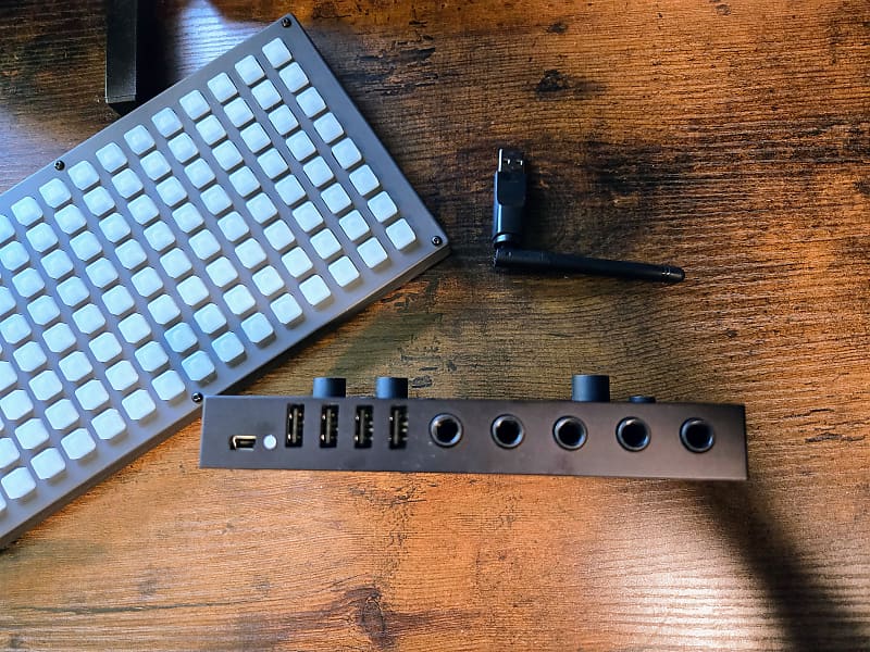 DTM・DAW monome grid 128 mahogany Other/unknown Monome Grid 128 - Pedal on ModularGrid