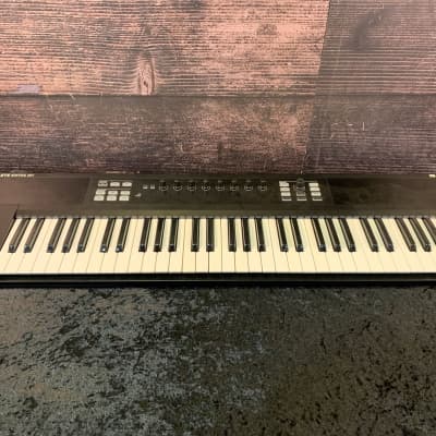 Native Instruments Komplete Kontrol S61 MK1 Keyboard Controller