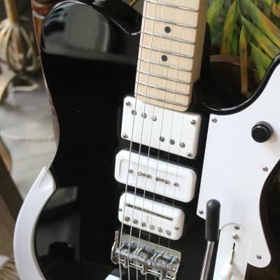 FENDER "Jack White Triplecaster, Maple Fingerboard, Black" HARDCASE image 16