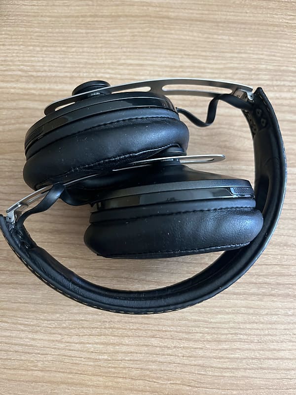Sennheiser M2-AEI-BLK Momentum 2 Over-Ear Closed-Back Headphones for iOS Devices 2010s - Black  			