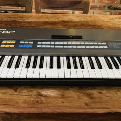 Roland JX-8P in an absolutely beautiful condition, original flight case, iRig and iPad3 included