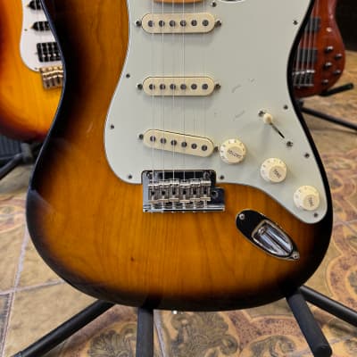 Fender Limited Edition MIJ Hybrid II Stratocaster Sakuraburst 