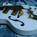 Gretsch G5422TG  Electromatic Double Cutaway Hollow Body with Bigsby, Gold Hardware in Snow Crest White