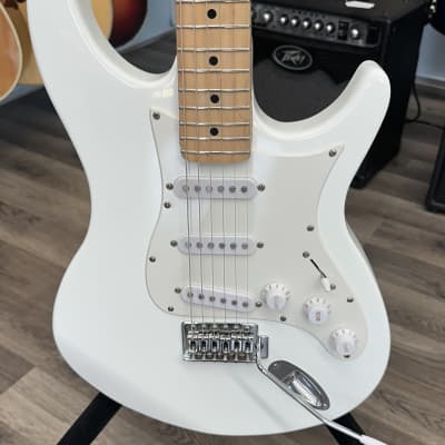 BEHRINGER iAXE393 エレキギター Amazon.com: Behringer iAXE393 USB Guitar Package - Black