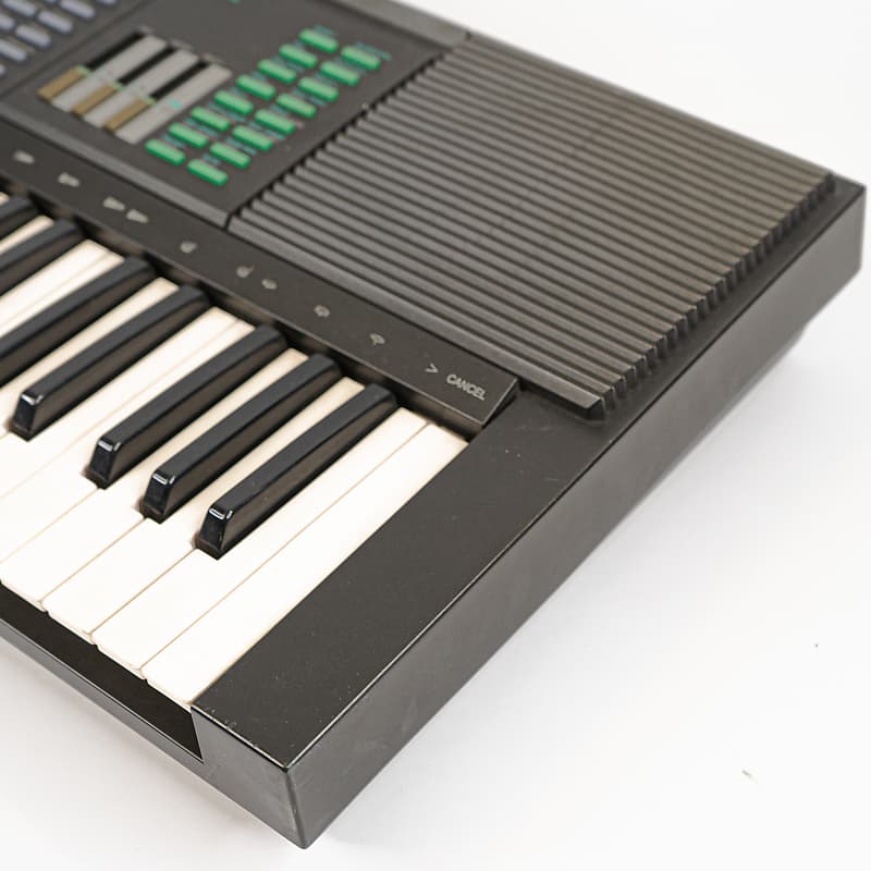 Yamaha PSR-32 61-Key Keyboard / Synthesizer with Power