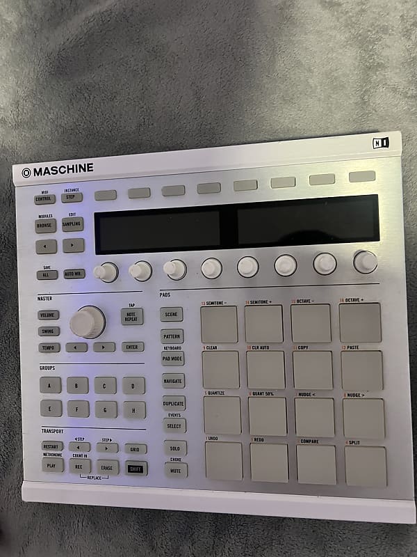 Native Instruments Maschine MKII Groove Production Studio