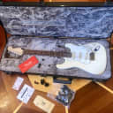 UNPLAYED -2015 USA FENDER JEFF BECK SIGNATURE STRATOCASTER OLYMPIC WHITE HARD DELUXE CASE,TAGS,PPWRK