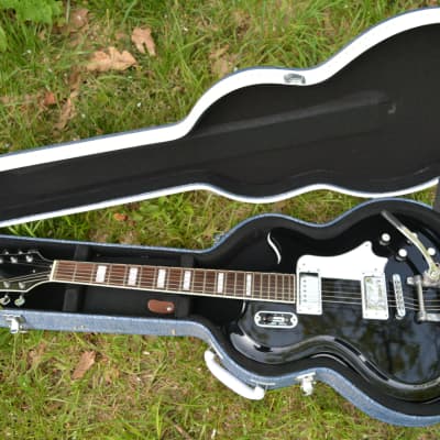 A very minty Airline '59 Coronado Deluxe DLX in Gloss Black w/New Black Dunlop Straploks, & New Chrome & White Volume/tone knobs plus a  New  Supro HSC image 12