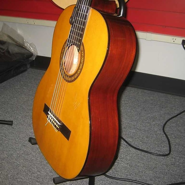 Suzuki no 34 classical guitar top