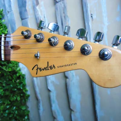 Fender STRATOCASTER DELUXE 2010 - Amber image 4